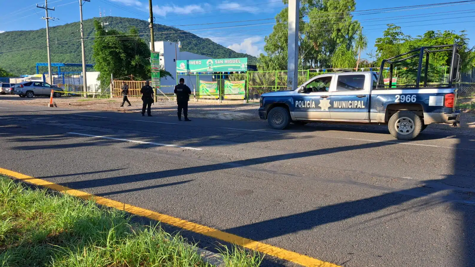 Policías de Culiacán y una patrulla estacionada en zona donde encontraron un cadáver encobijado en Culiacán