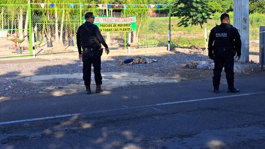 Policías municipales de Culiacán en área acordonada donde encontraron a un hombre asesinado