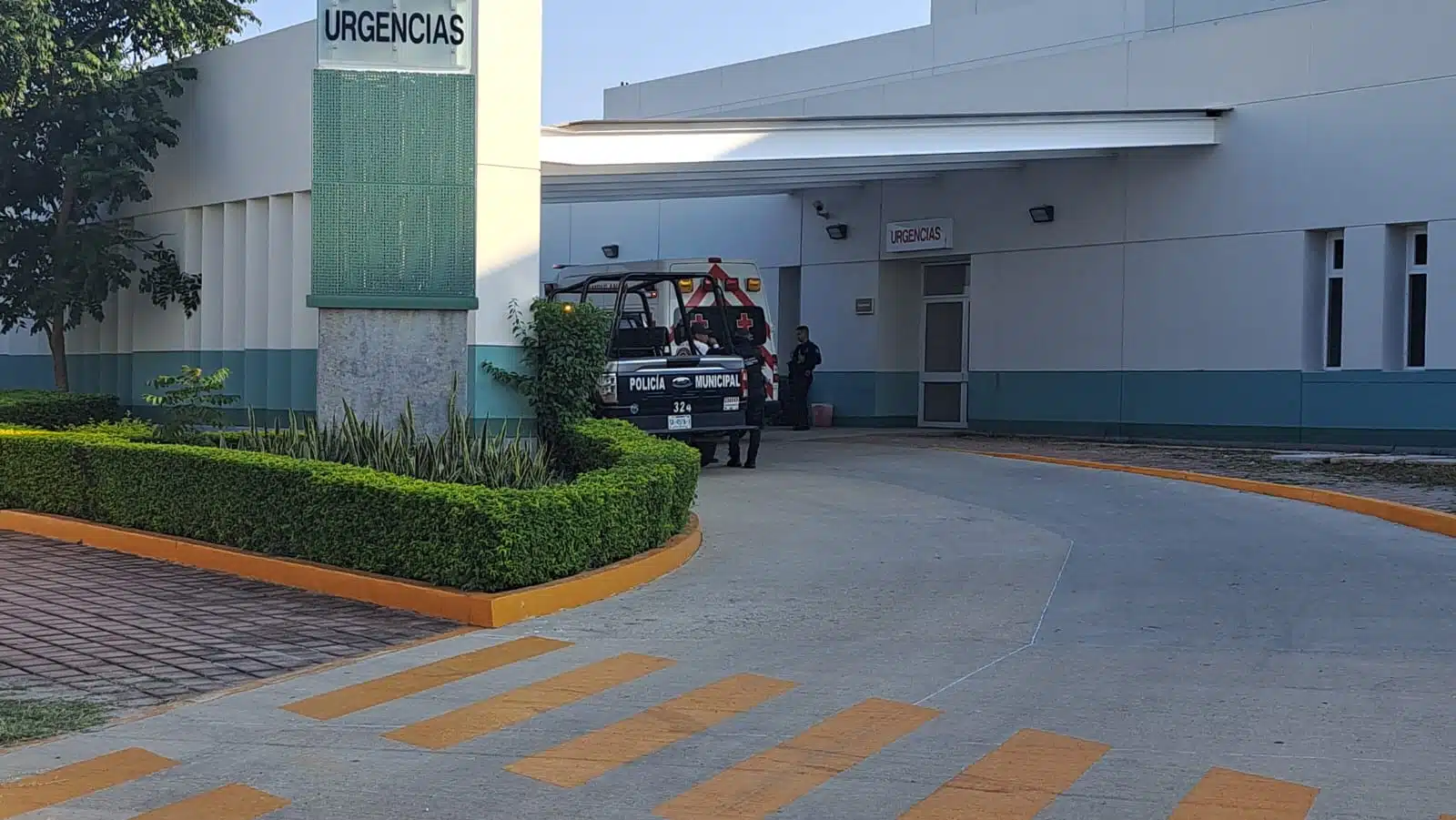 Hospital de Mazatlán con una patrulla de la policía municipal