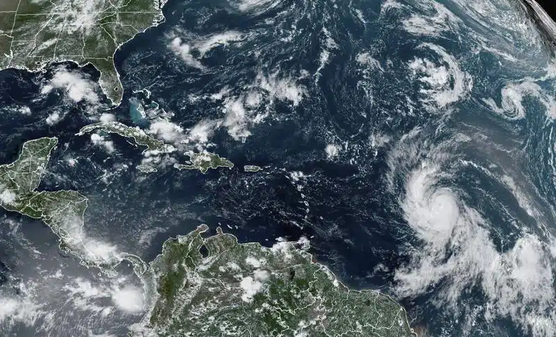 Huracán Lee ya es categoría 5 y avanza hacia el Caribe