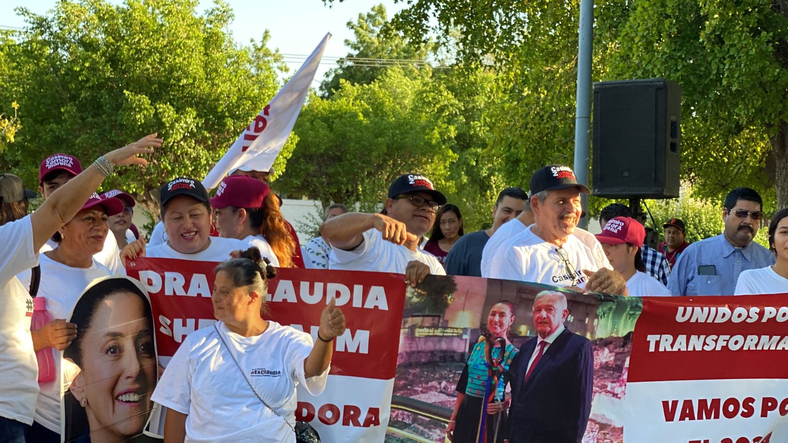 Simpatizantes de Morena festejando el triunfo de Sheinbaum en la encuesta.