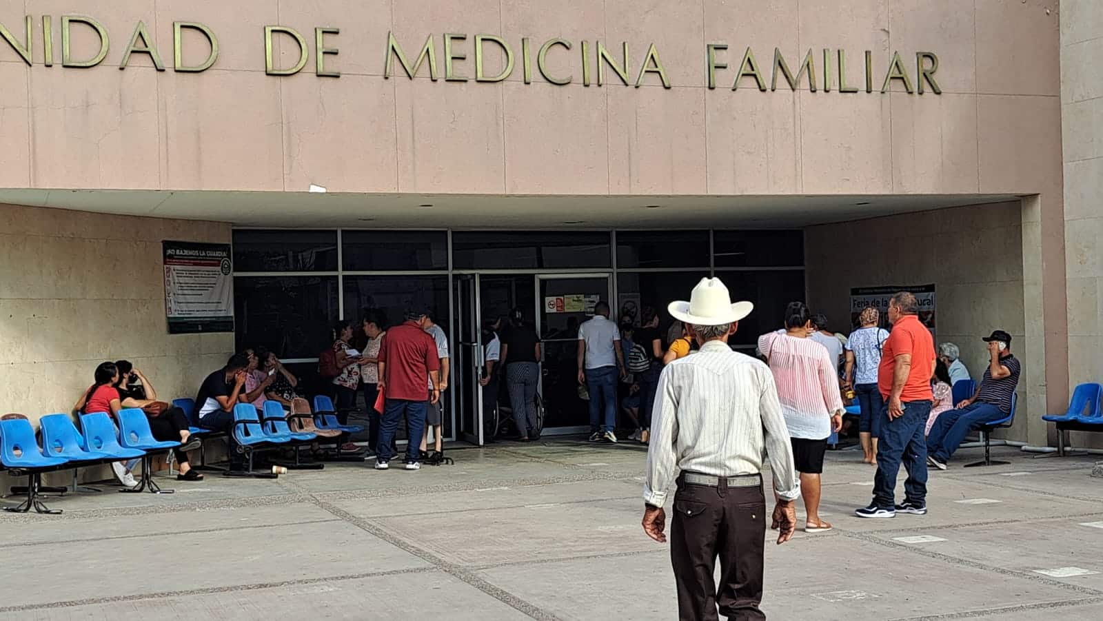 personas a fuera de Imss