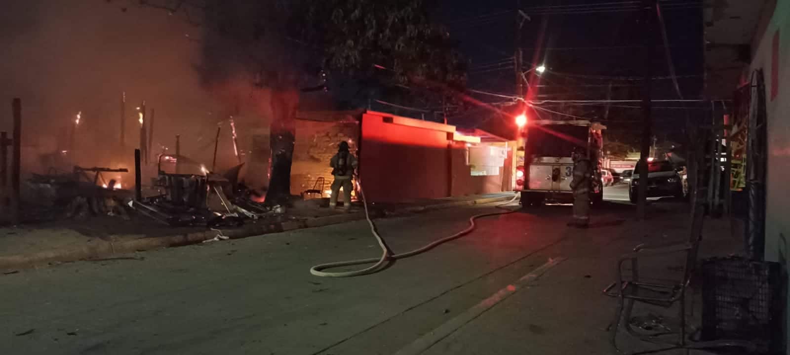 Bomberos apagando incendio