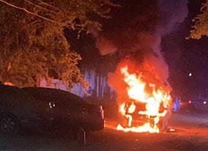 La camioneta se incendió en calles de la sindicatura de Costa Rica, al sur de Culiacán