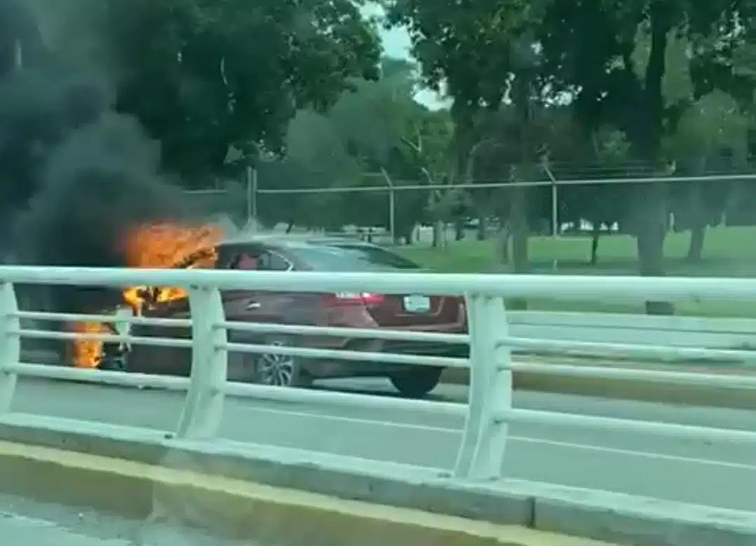 automóvil incendiándose
