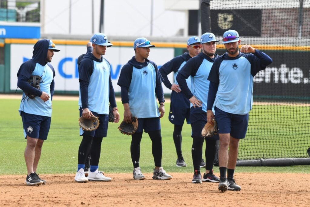 Personas con uniforme de entrenar de un equipo de beisbol