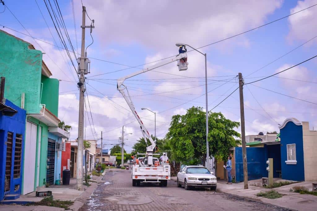 Hombre instalando lampara