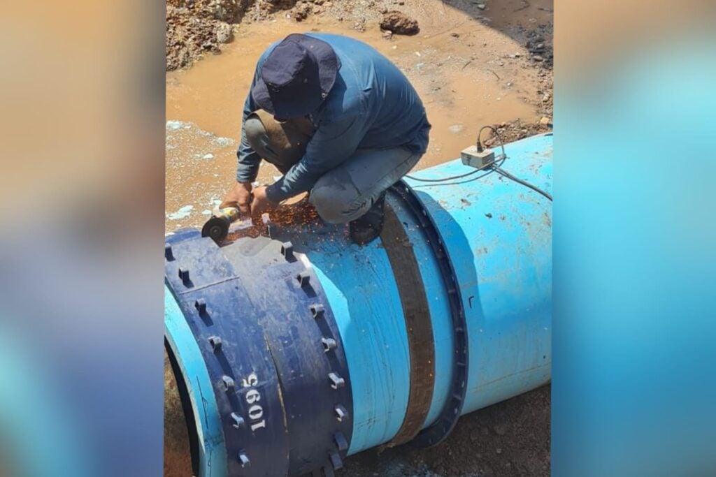 Persona trabajando en tuberia