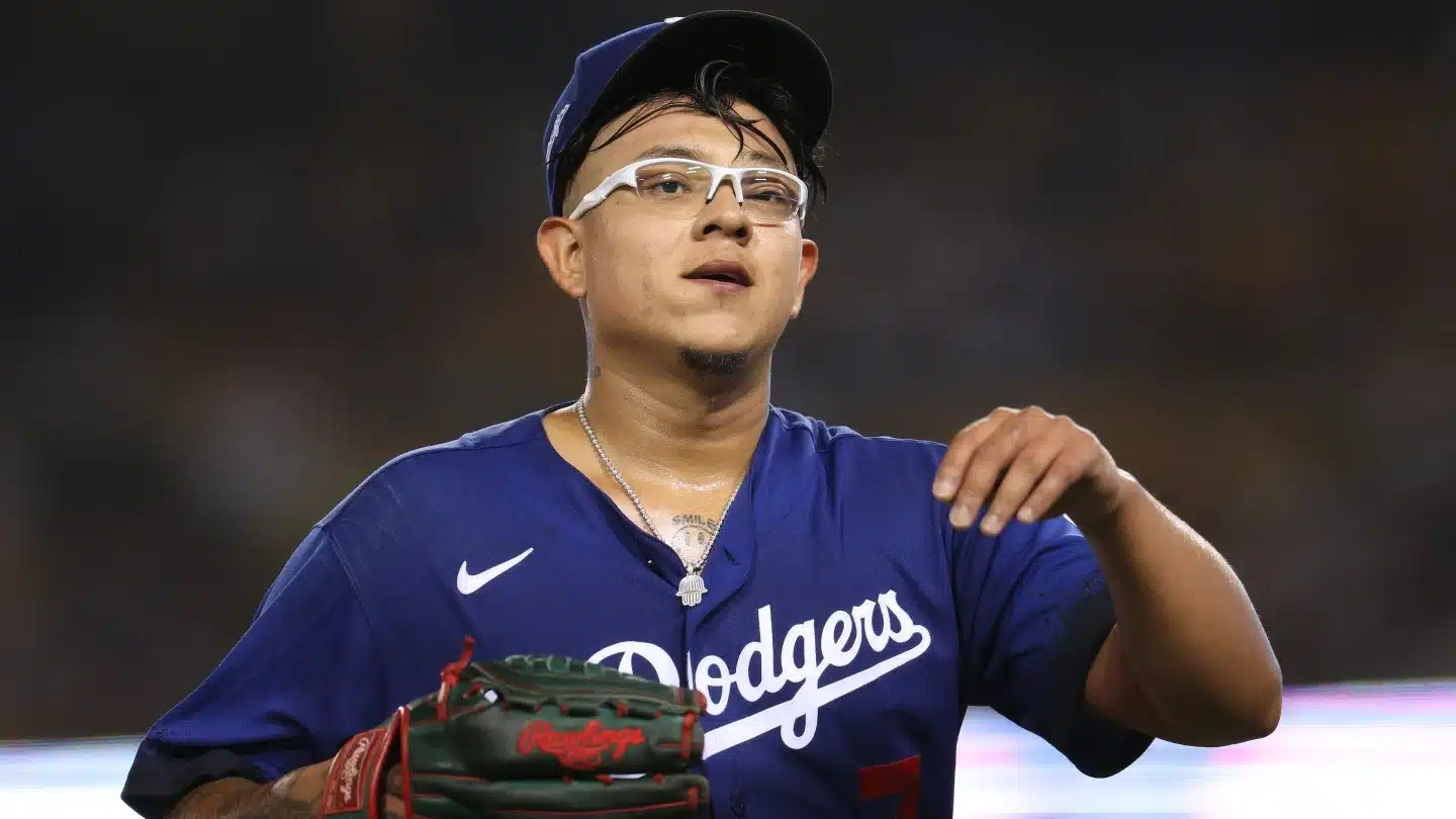 julio Urías en acción en MLB