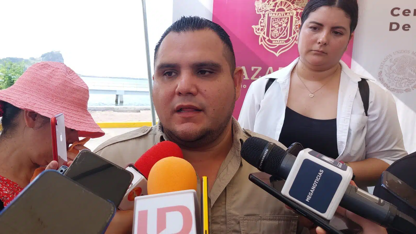 Jaime Othoniel Barrón Valdez con medios de prensa