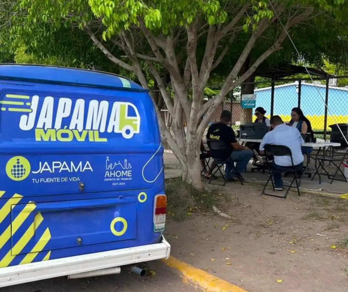 Unidad móvil de la Japama estacionada en una colonia de Los Mochis