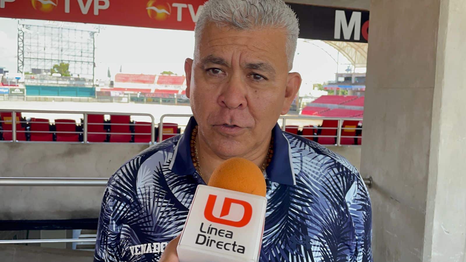 Una persona hablando y un micrófono de Línea Directa