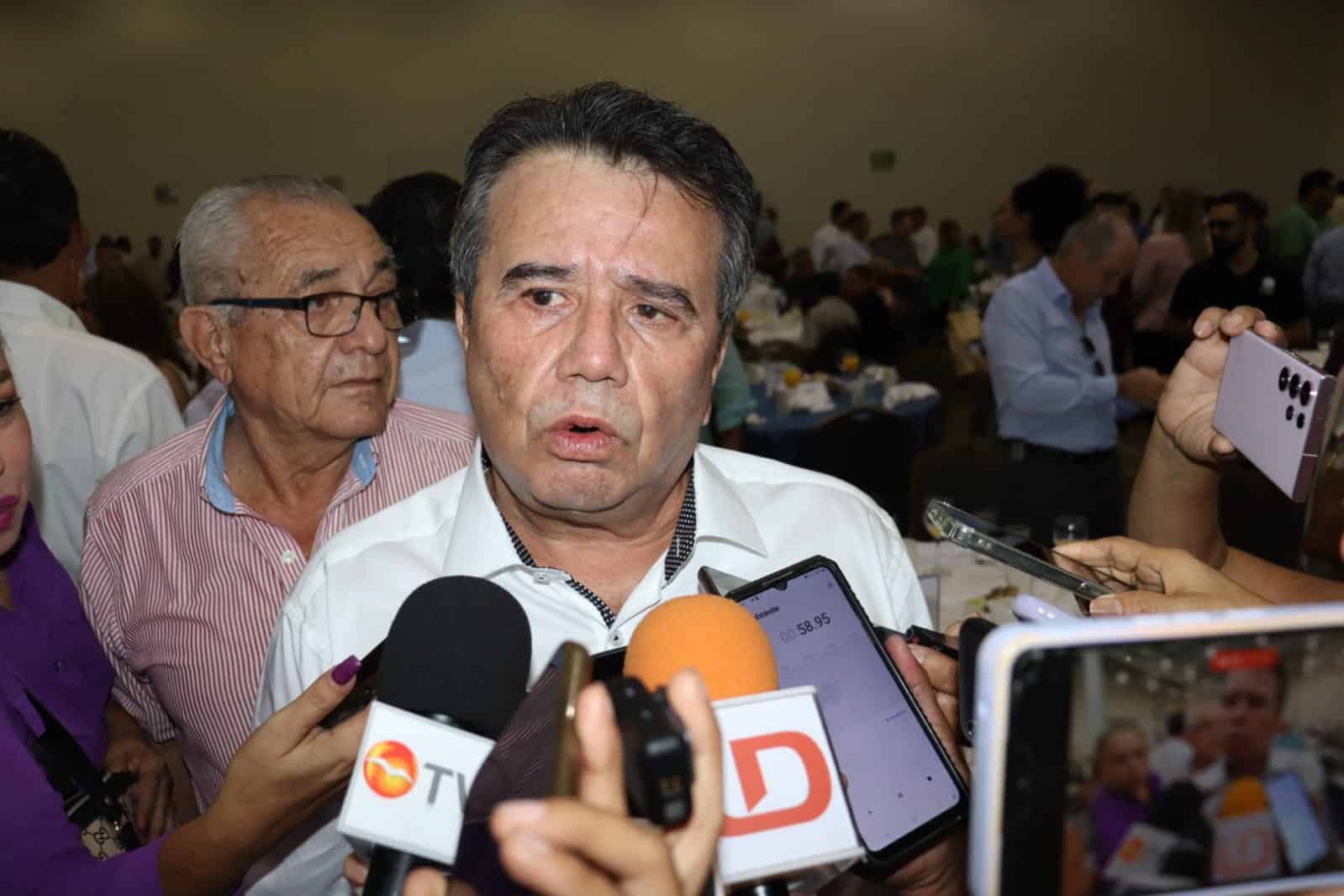 Jesús Vizcarra Calderón con medios de comunicación