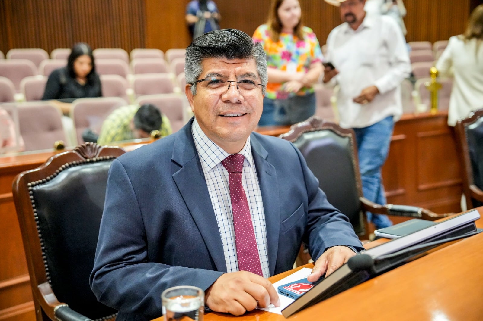 José Manuel Luque Rojas sentado y sonriendo