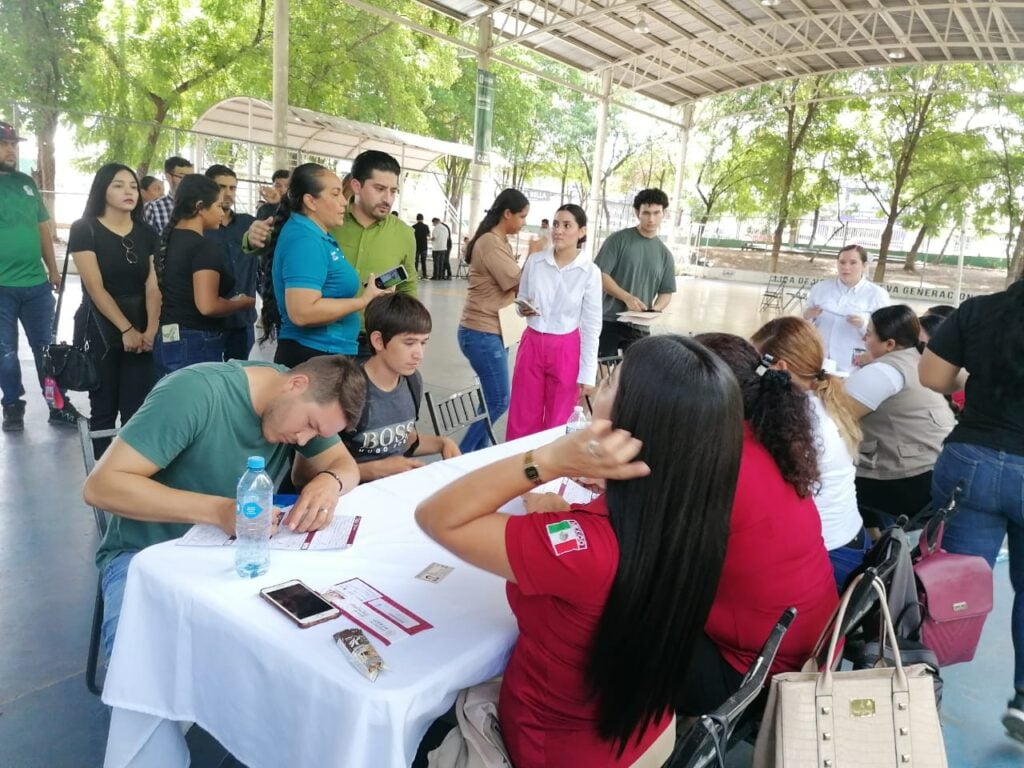 Acumulación de personas en la entrega de tarjetas para beca