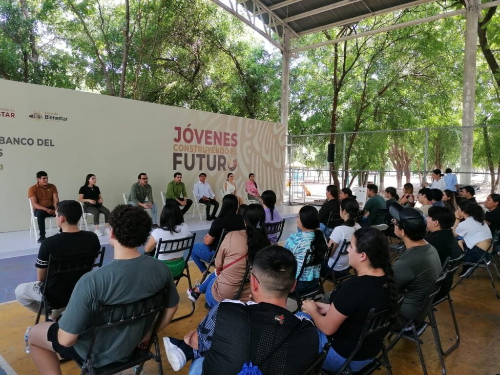 Acumulación de personas en la entrega de tarjetas para beca