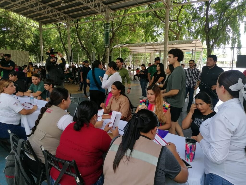 Acumulación de personas en la entrega de tarjetas para beca