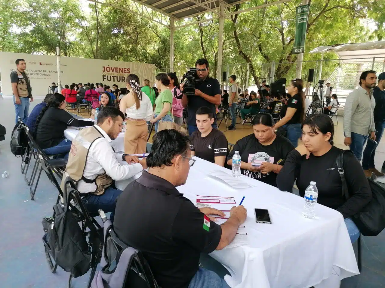 Acumulación de personas en la entrega de tarjetas para beca