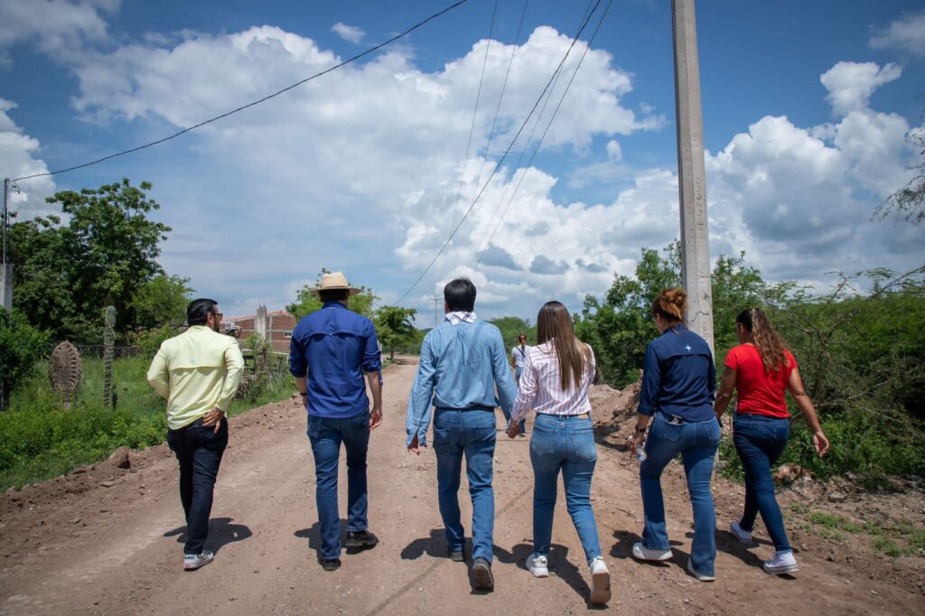Habitantes de poblado El Sifón junto con alcalde  de Culiacán caminando