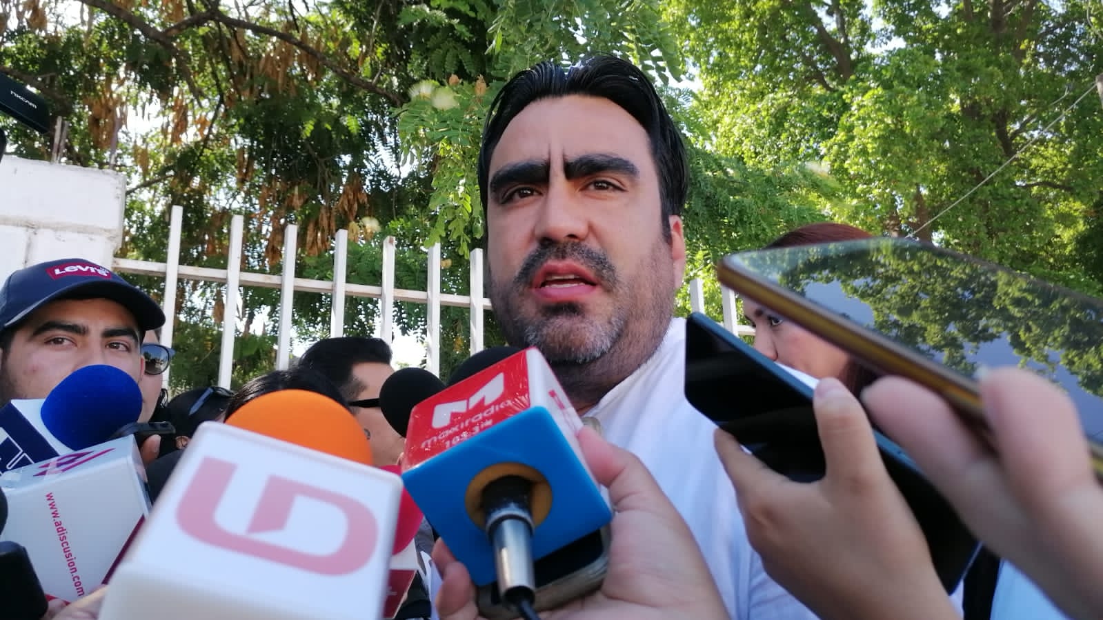 Juan de Dios con medios de prensa