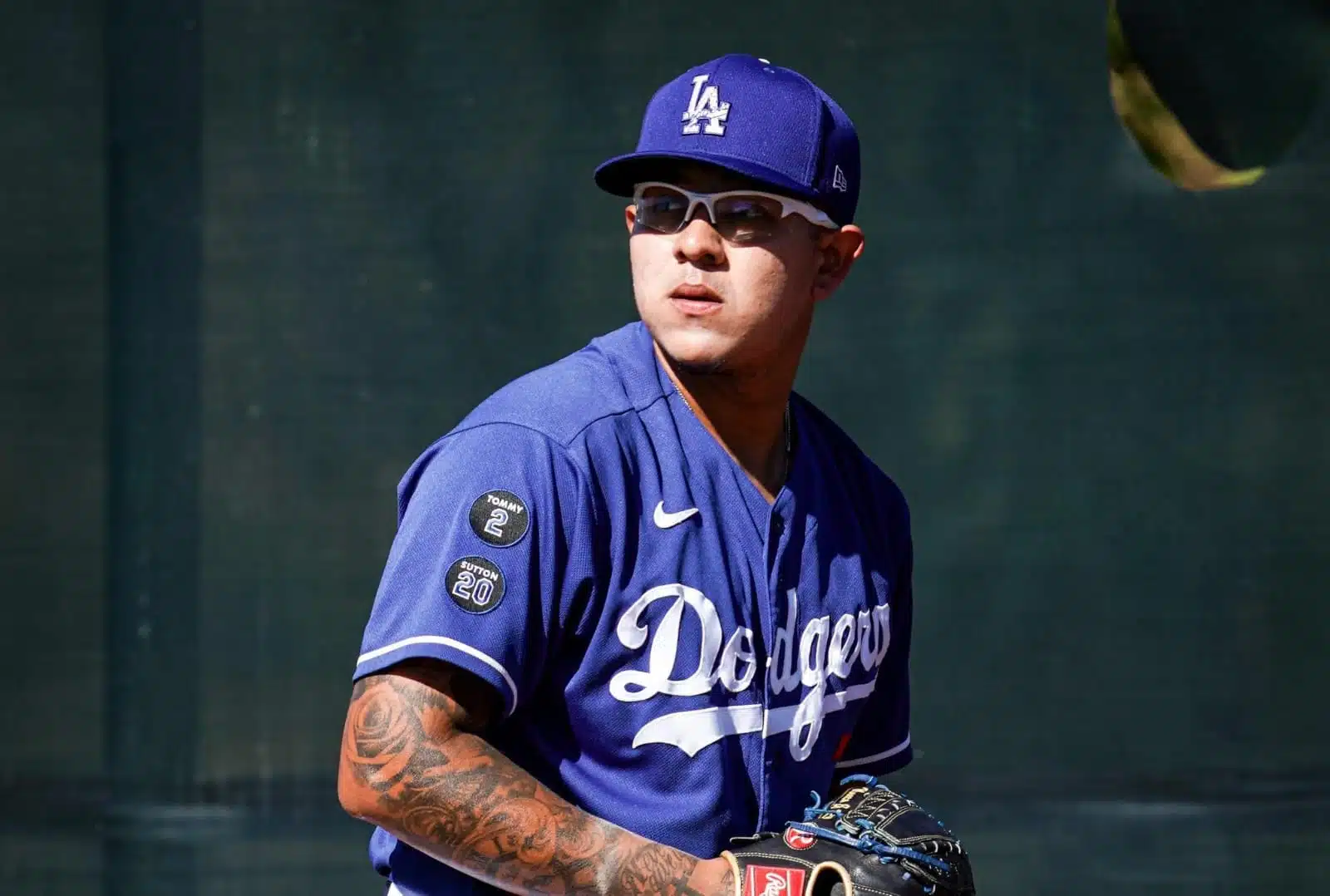 Julio Urías con el uniforme de Dodgers