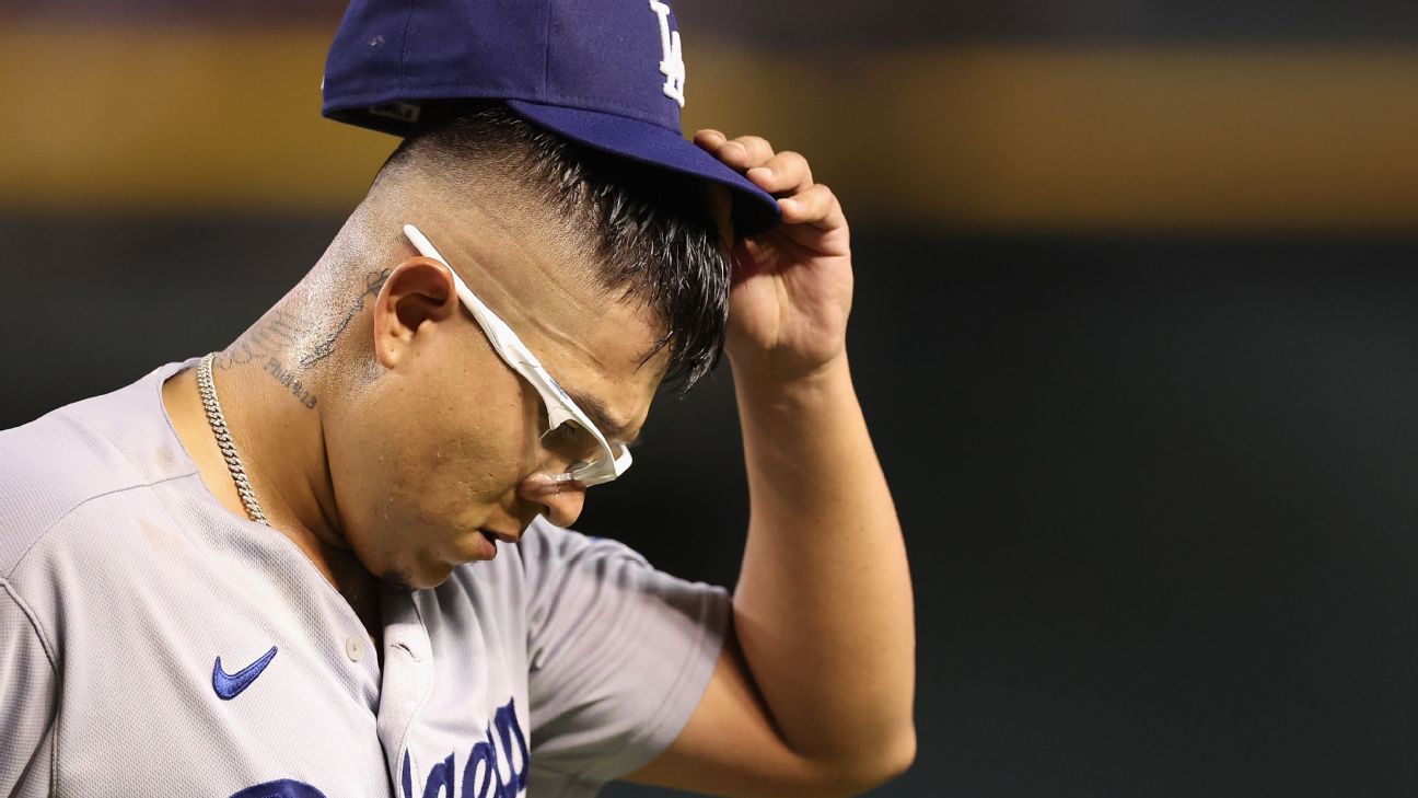Julio Urías quitandose una gorra