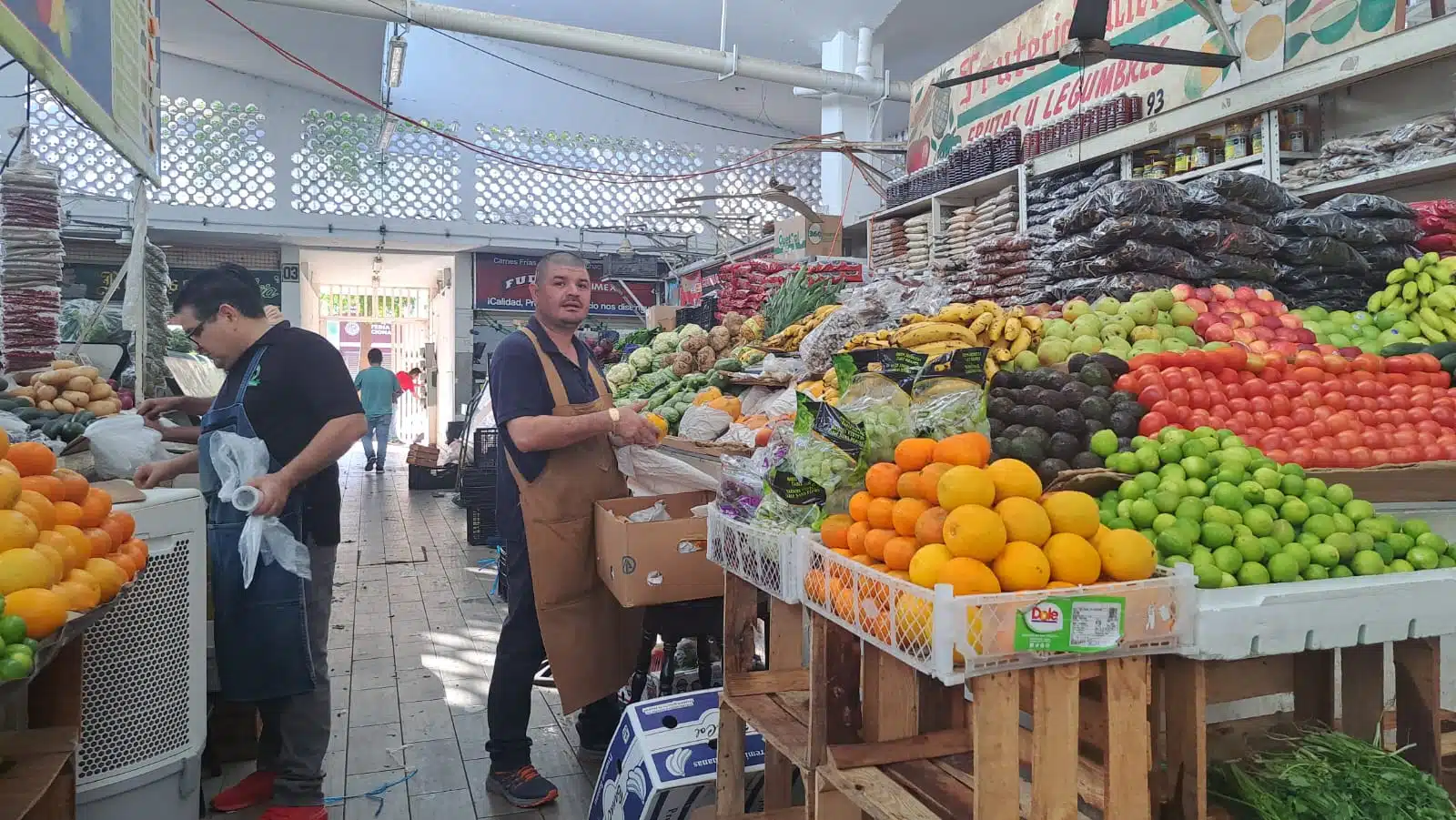 Puestos de verduras en Mercado Independencia en Los Mochis.