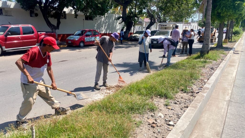 Personas realizando limpieza en avenida Emilio Barragán en Mazatlán