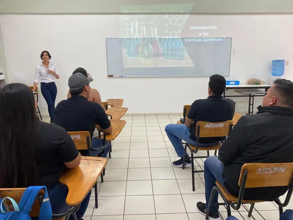 Estudiantes de la Universidad de la Policía de Sinaloa en un salón de clases