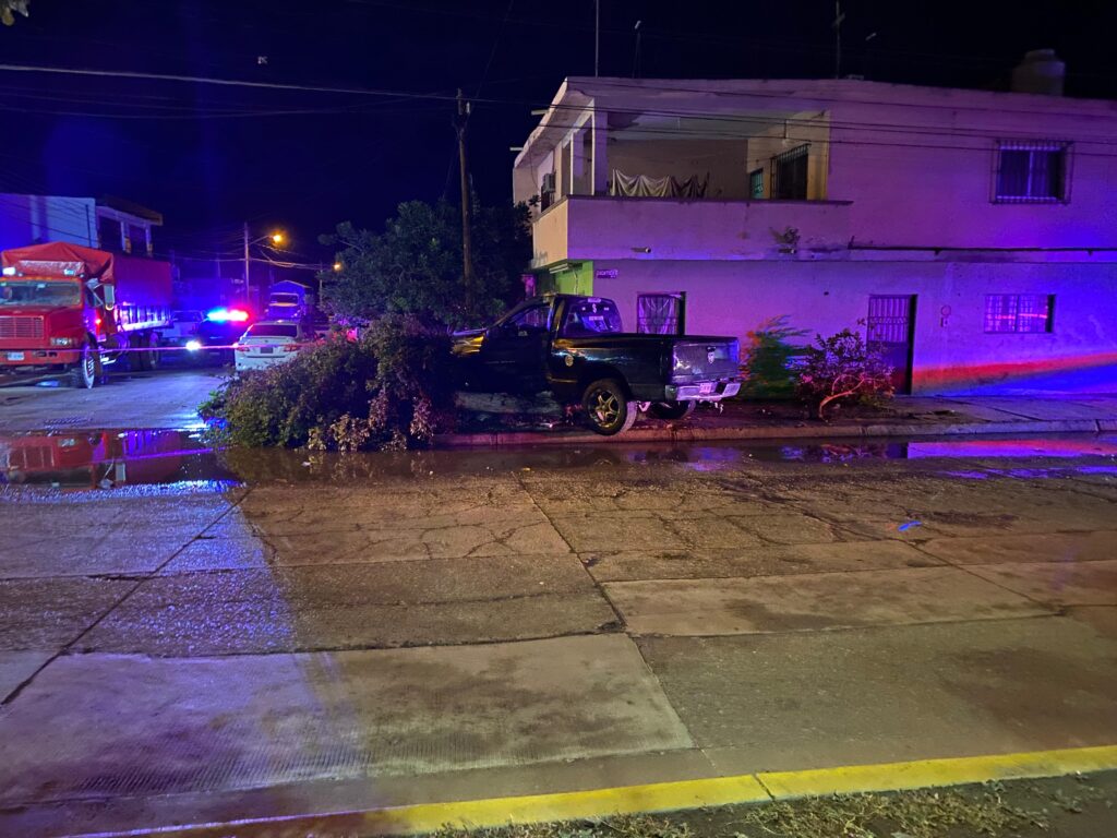 La camioneta Dodge Ram que chocó contra un árbol en Los Mochis