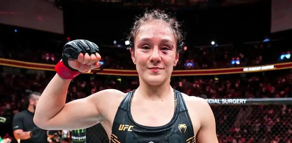 Alexa Grasso levanta puño campeona UFC