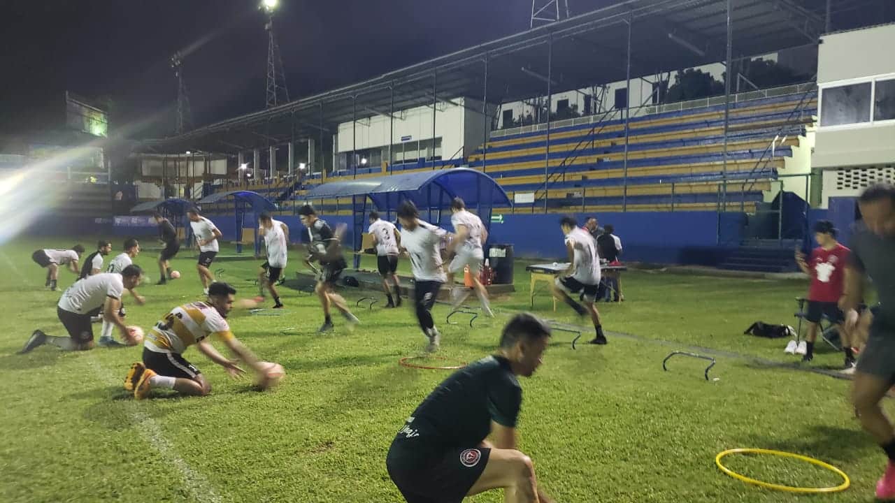 Jovenes entrenando para partido de futbol