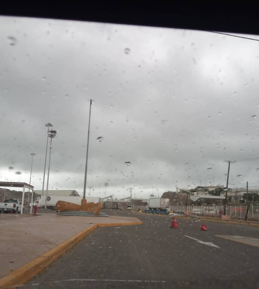 Imagen borrosa de carretera tomada desde automóvil 