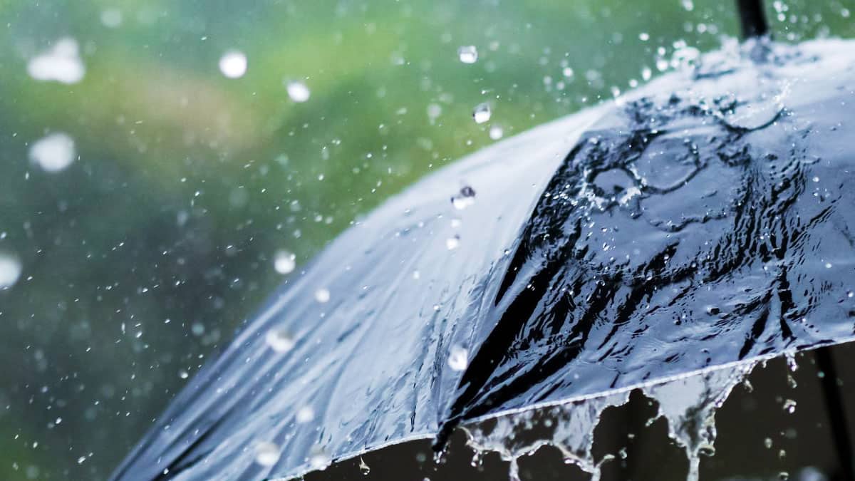 Gotas de lluvia cayendo sobre un paraguas