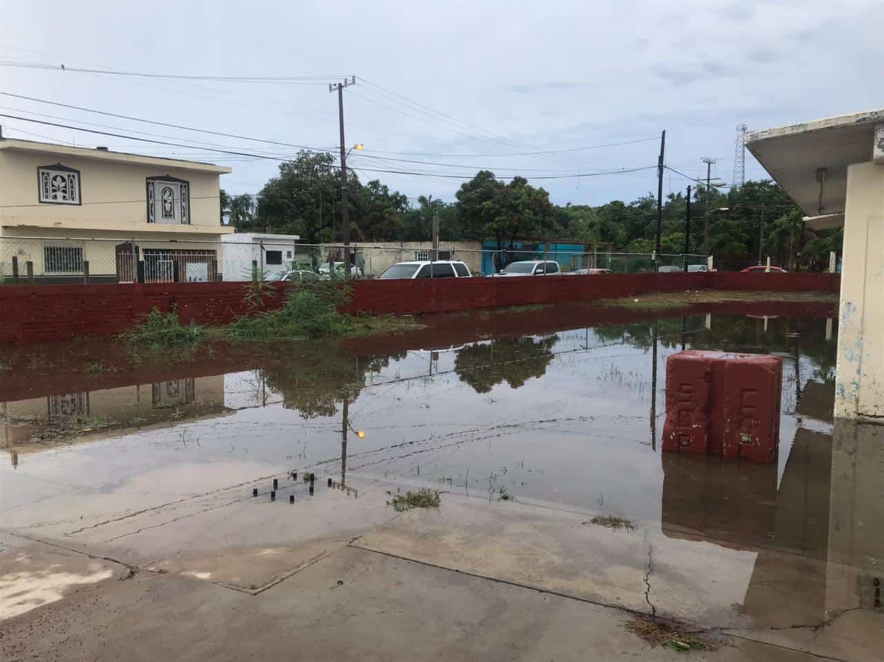 Primaria Miguel Hidalgo en El Castillo se inundó tras las lluvias en Mazatlán.