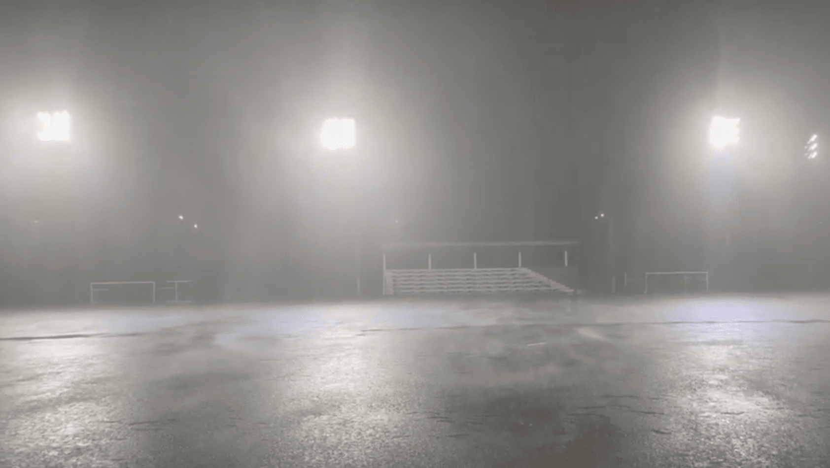Cancha de futbol con agua de la lluvia