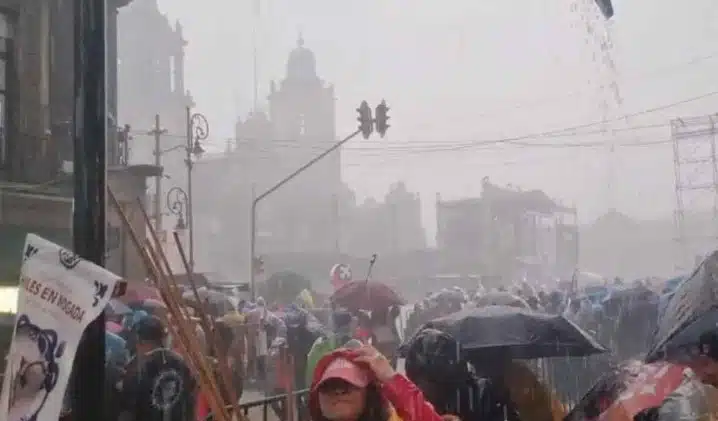 Lluvias sorprende a los asistentes al Zócalo para el Grito de Independencia
