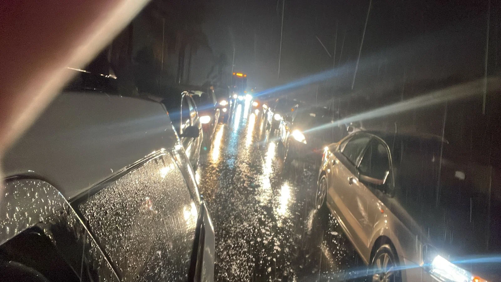 Lluvia en Mazatlán sobre autos