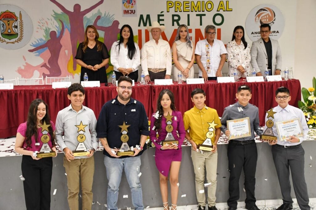 jóvenes con sus premios