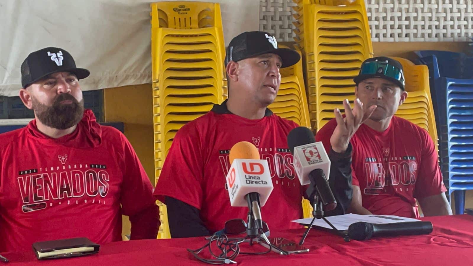 Luis Carlos Rivera junto con personas en conferencia de prensa