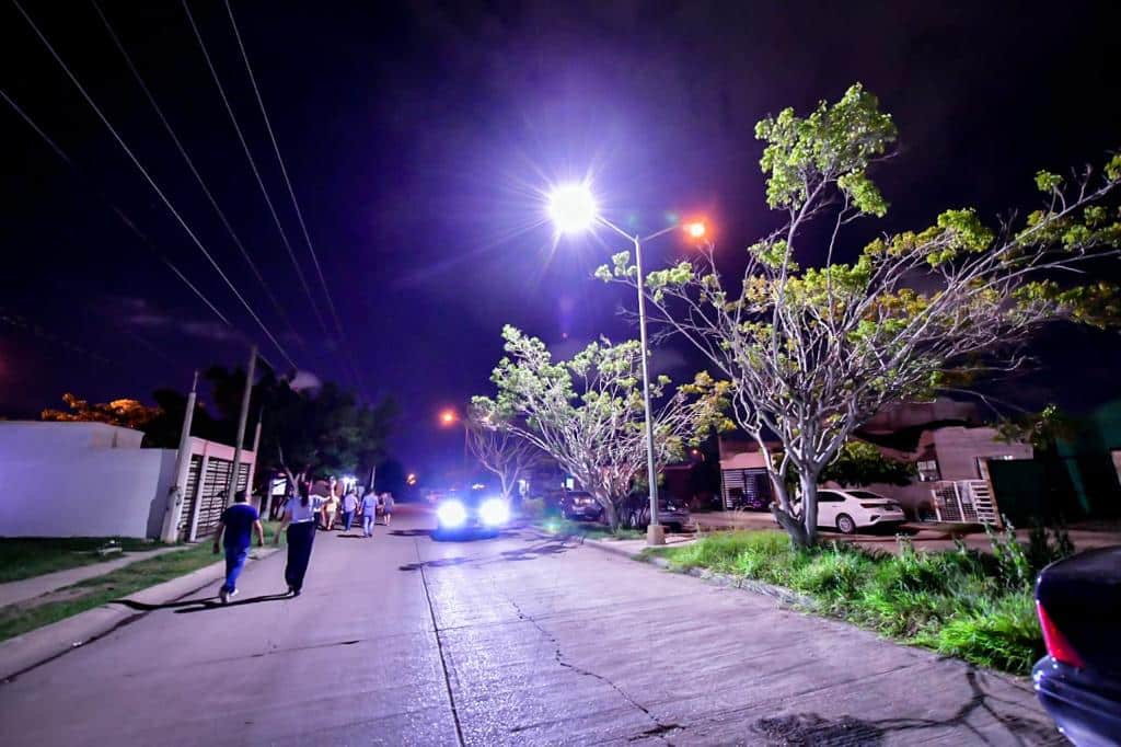 Calle de Mazatlán de noche e iluminado