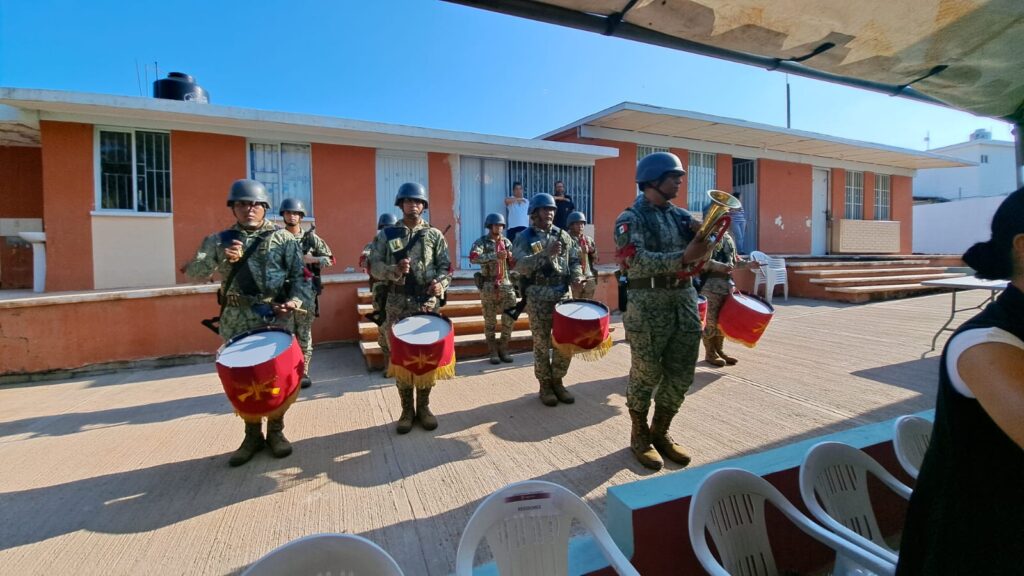 Personas con uniforme del ejército mexicano con tambores y trompetas