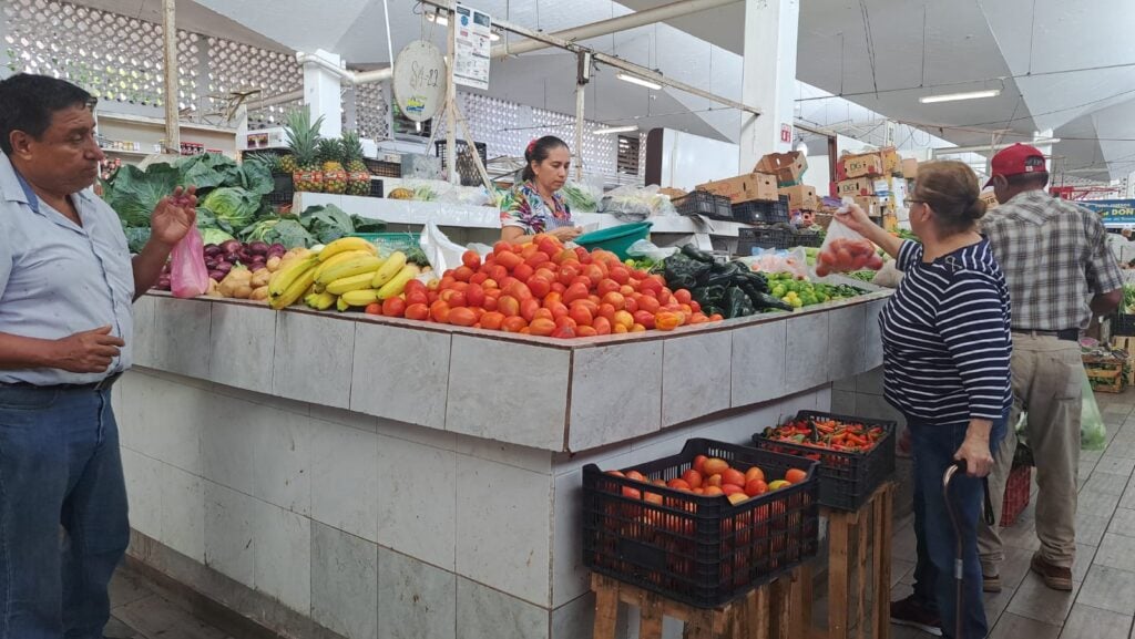 Puestos de verduras en Mercado Independencia en Los Mochis.