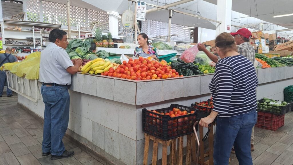 Puestos de verduras en Mercado Independencia en Los Mochis.