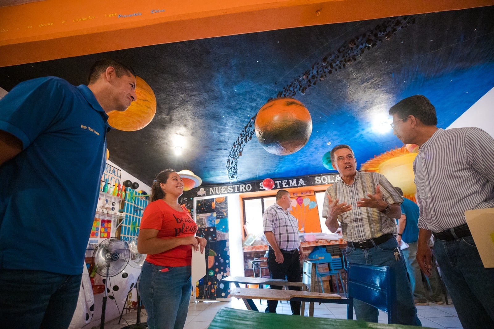Maestro pinta el planetario en el salón de clases en una primaria de Guasave.
