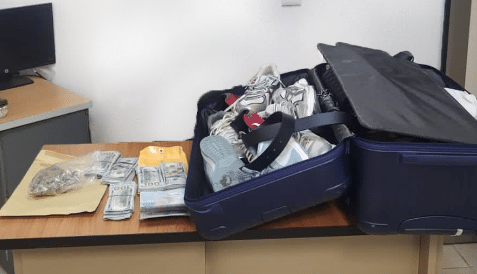 Maleta con dólares y mariguana