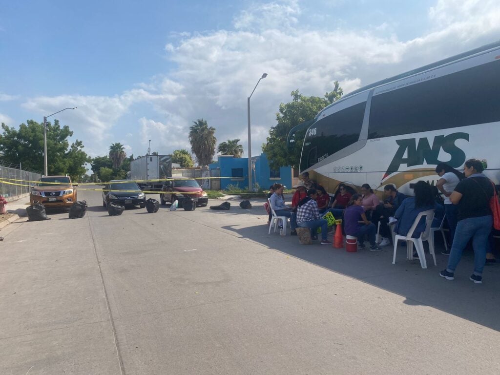 Madres de familia sentadas tapando calle