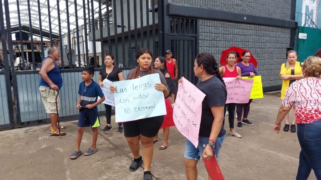 Madres de familia con carteles