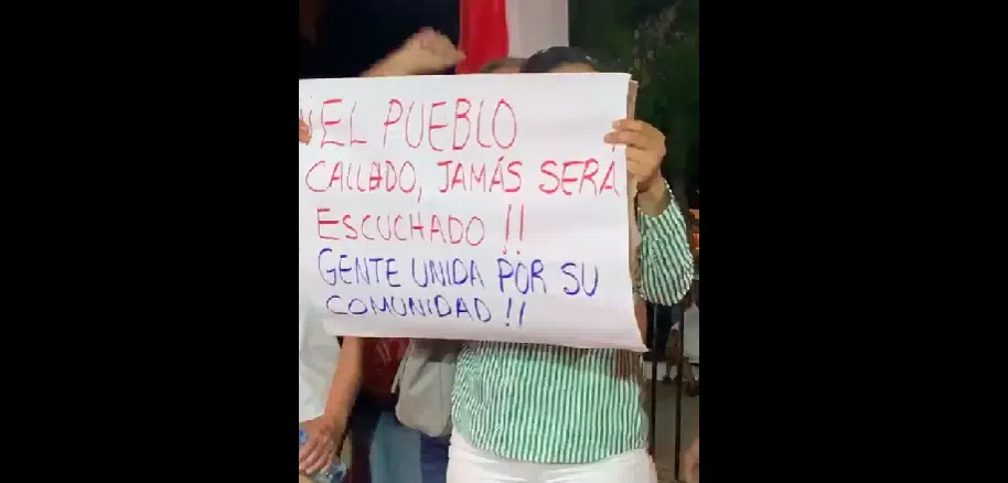 Persona sosteniendo una pancarta durante la manifestación en El Carrizo