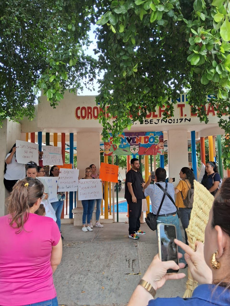 Padres de alumnos de kínder bloquean calles del Centro de Guasave.